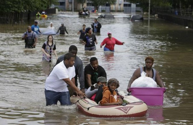 Vanredno stanje u Hjustonu: Spasavanje ljudi, konja (FOTO)