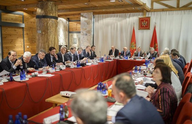 Ograničavanje i odgovorno planiranje javne potrošnje kao i upravljanje javnim dugom