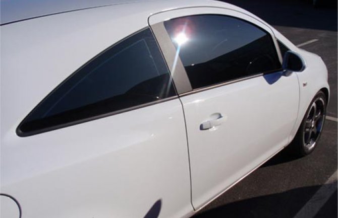 Policija oduzima vozila sa zatamnjenim staklima