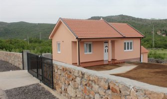 Kovačević uručila ključeve kuće petočlanoj porodici Vučković(FOTO)