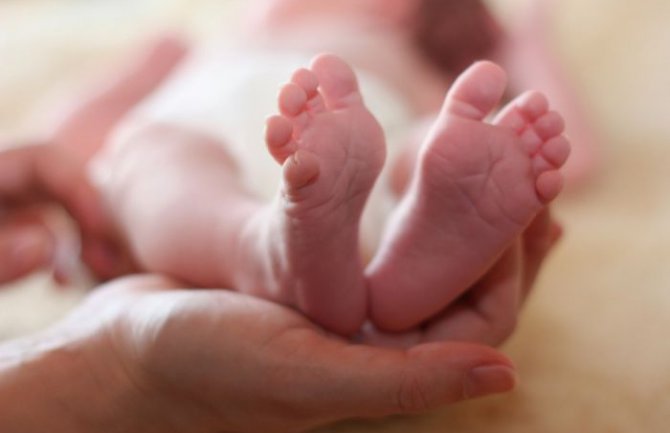 Beograd: Majka priznala da je bebi ispekla stopala