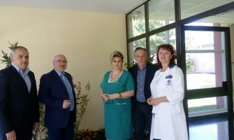 Poklonili cvijeće osoblju u Dječijoj bolnici: Za ljepši rad i manje stresa