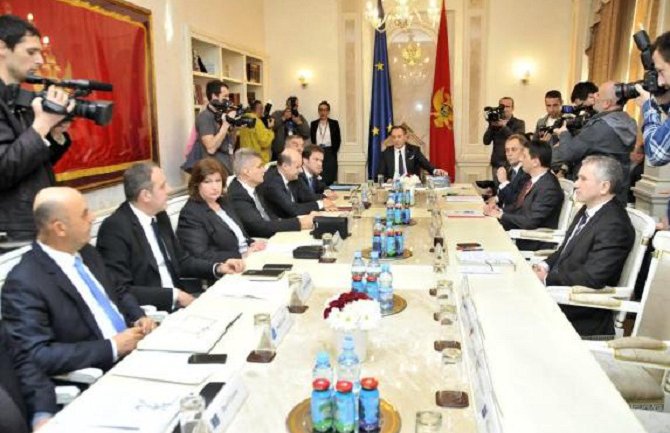 Vlast i opozicija još usaglašavaju leks specijalis