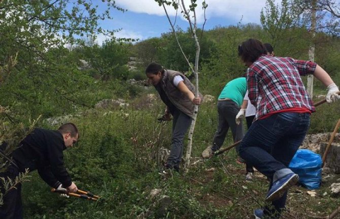 Savjet mladih DPS Nikšić uredio kupalište u Pokloncima