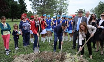 Ivanović i Vlahović zasadili sadnice u Aveniji masline prijateljstva: Akcija povezala ljude svih nivoa