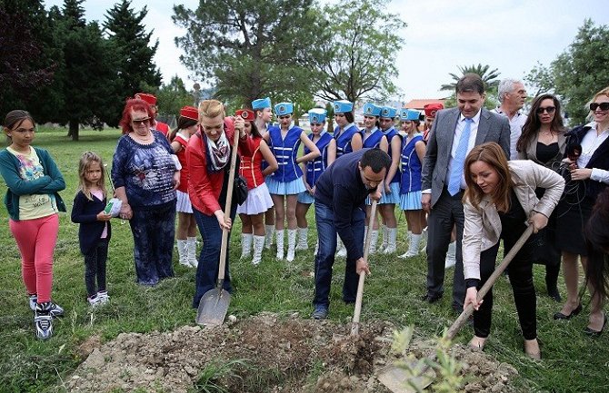 Ivanović i Vlahović zasadili sadnice u Aveniji masline prijateljstva: Akcija povezala ljude svih nivoa