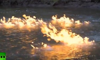 Nevjerovatan prizor u Australiji: Rijeka se zapalila (VIDEO)