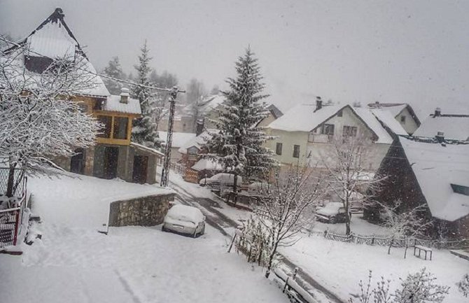 Zimska idila u aprilu: Snijeg na Žabljaku i u Kolašinu (FOTO)