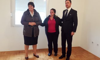 Kovačević uručila ključeve od stana porodici Gardašević (FOTO)