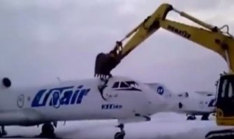 Nezadovoljni radnik bagerom uništio avion!(VIDEO)