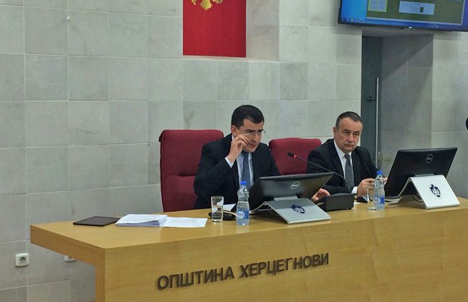 Glasovima odborničke većine Radman ostao u predsjedničkoj fotelji