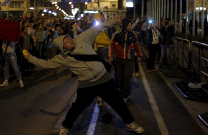 Demonstranti zapalili fotografiju Ivanova