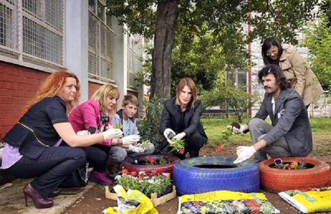U okviru Inicijative „Svi cvjetovi“ zasađeno cvijeće u OŠ „Marko Miljanov“ (Foto)