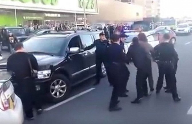 Sedam policajaca na pijanog zlatnog rvača (VIDEO)  