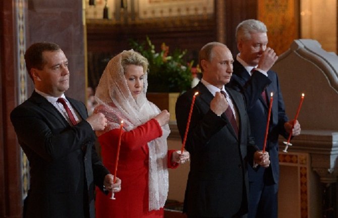 Vaskršnjoj liturgiji u Moskvi prisustvovali Putin i Medvedev (VIDEO)