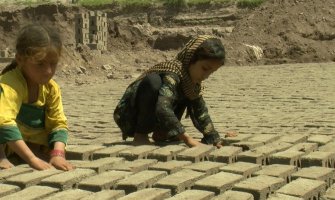 Surov život djece u Avganistanu: U fabrikama cigle rade do 18 sati za dolar