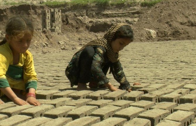 Surov život djece u Avganistanu: U fabrikama cigle rade do 18 sati za dolar