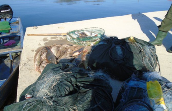 Oduzeto plovilo, vanbrodski motor, električni pretvarači, sonde i oko 100 ribarskih mreža