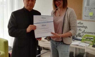 Ambasada Kine donirala  udruženju Roditelji 8.300 eura