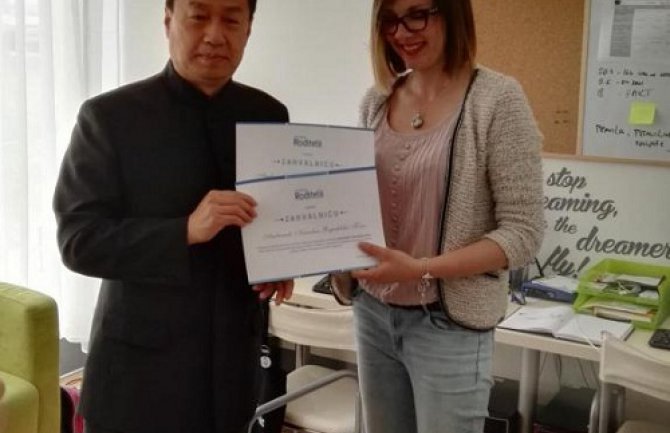 Ambasada Kine donirala  udruženju Roditelji 8.300 eura