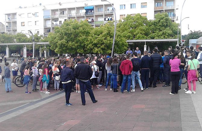 Građani se okupili na trgu, kreću u potragu za Ognjenom (FOTO)