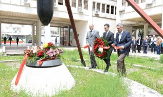 Delagacija Glavnog grada položila vijenac na spomenik posvećen žrtvama bombardovanja