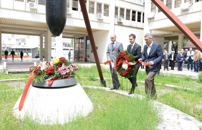 Delagacija Glavnog grada položila vijenac na spomenik posvećen žrtvama bombardovanja
