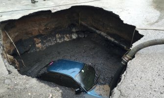 Rupa duboka tri metra progutala parkirani automobil(FOTO)