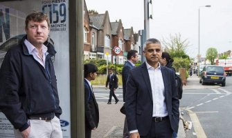 Gradonačelnik Londona prvog dana došao na posao autobusom (Foto)