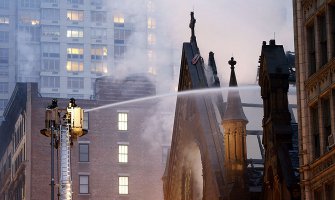 Ikona, krst i bista Nikole Tesle preživjeli požar (Foto)