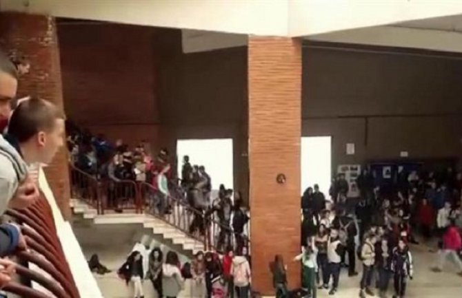 Direktorica Gimnazije smijenjena: Odbila da kazni đake koji su obilježili godišnjicu NATO agresije