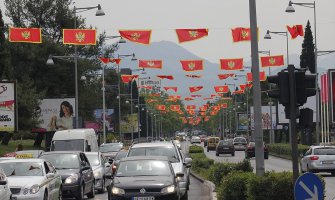 U susret Danu nezavisnosti: Bulevar svetog Petra Cetinjskog u Podgorici ukrašen zastavama(FOTO)