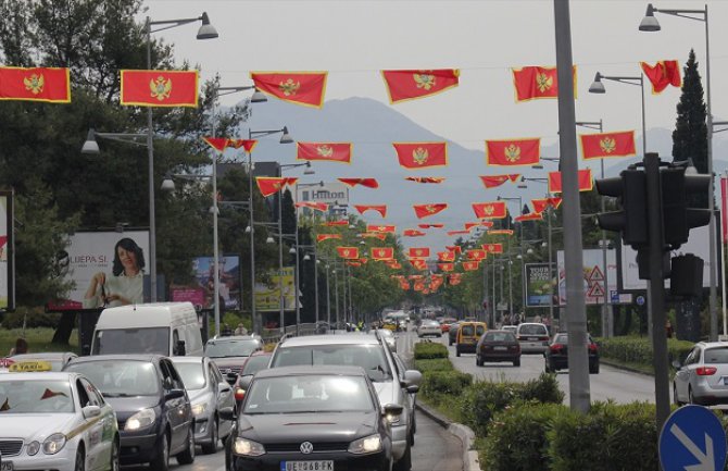 U susret Danu nezavisnosti: Bulevar svetog Petra Cetinjskog u Podgorici ukrašen zastavama(FOTO)