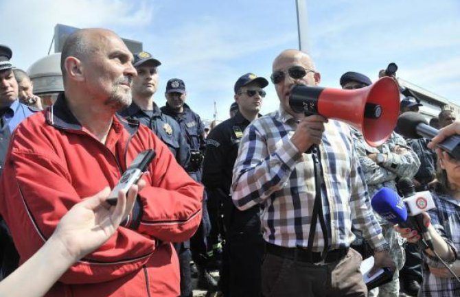 Okupljanje oko kuće Rakočevića samo može da šteti