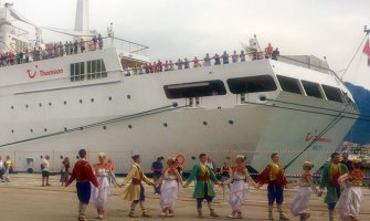 Prvi kruzer stigao u Bar, goste počastili lozom, priganicama...