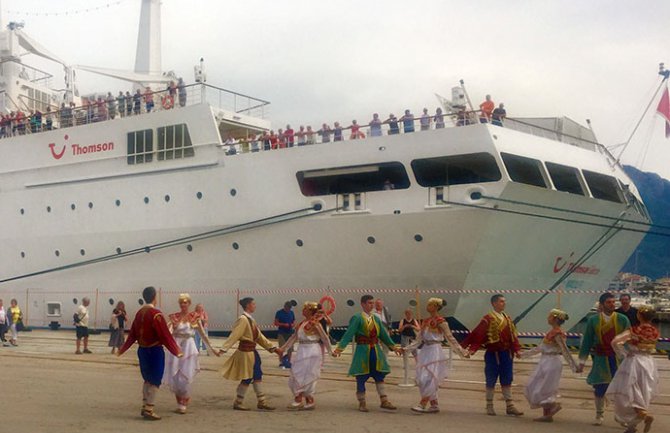 Prvi kruzer stigao u Bar, goste počastili lozom, priganicama...