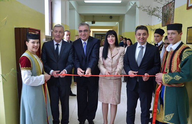 TIKA finansirala opremanje kabineta informatike u tivatskoj srednjoj školi