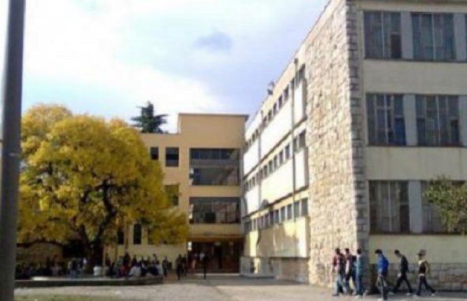 Odgovornost direktora škola ne može biti samo prema ministru