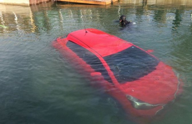 Slušajući GPS žena sa automobilom završila u jezeru (FOTO)