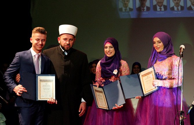 Medresa Mehmet Fatih po prvi put ove godine ispratila generaciju svršenih maturantkinja