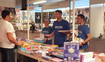 Članovi M!M tima sa Momčilom Otaševićem prikupljali donacije na Sajmu knjiga