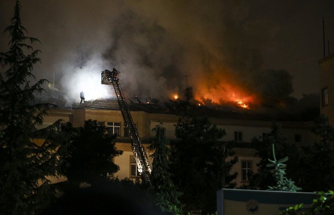 Požar u bolnici: Blizu 100 pacijenata prebačeno u susjedne blokove (Foto)