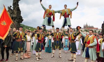 Crnogorsko kolo i zastava na Karlovom mostu u Pragu