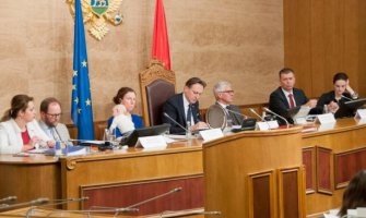 Beba u Parlamentu događaj koji nosi više poruka