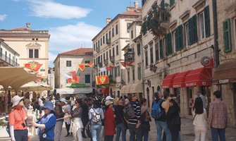 Prepun grad: Diplomate, turisti, brodovi u Kotoru (Foto)