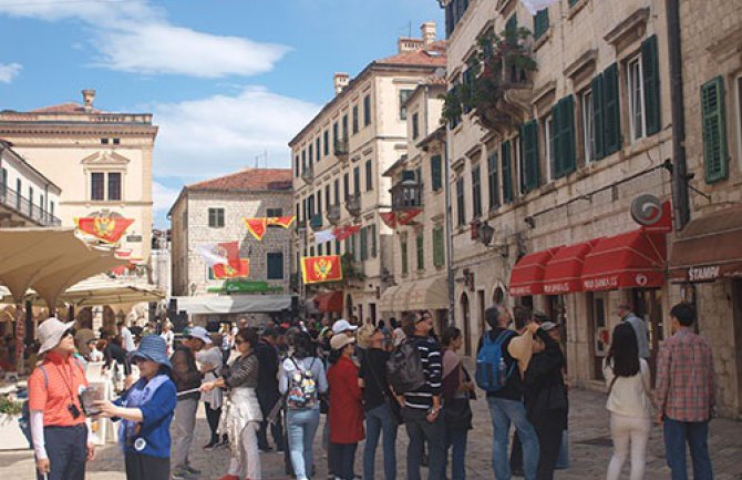 Prepun grad: Diplomate, turisti, brodovi u Kotoru (Foto)