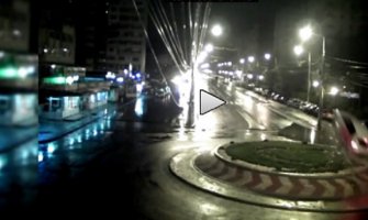 Filmska scena u Rumuniji: Mladić prebrzo uletio u kružni tok  (VIDEO)