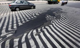 Talas vrućine topi puteve i ulice u Indiji