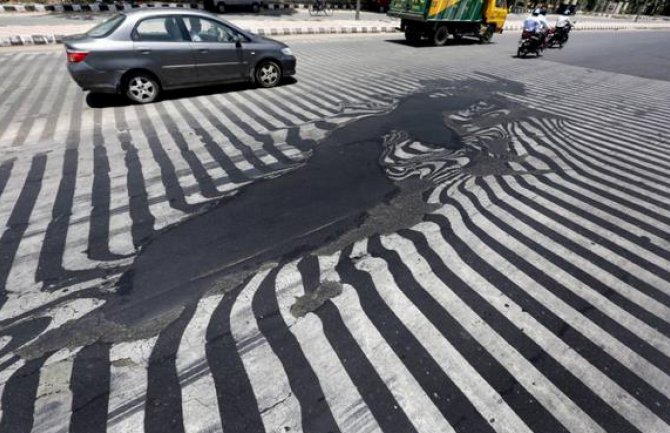 Talas vrućine topi puteve i ulice u Indiji