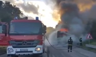 Put Podgorica-Cetinje: Zapalio se autobus, nema povrijeđenih (Video)